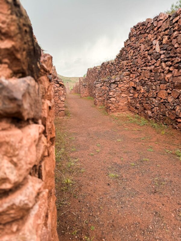 walls for road in Pikillaqta