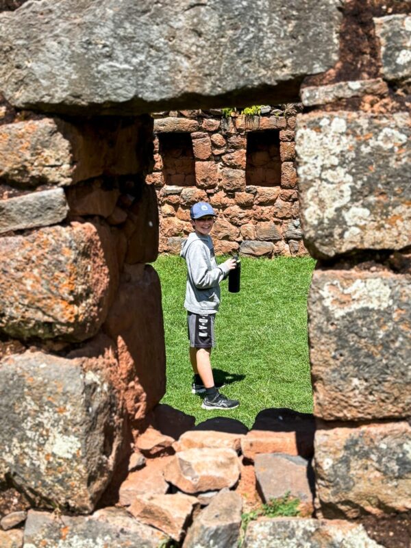 kid throw window in Tipon